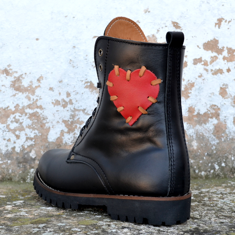 Celebre os 12 anos do modelo Free Heart com esta edição especial, criada pelo designer João Barbosa como um contraste ao modelo original. Feita com pele preta de alta qualidade, forro em pele natural, palmilha de couro e sola de borracha costurada à palmilha e ao corte.