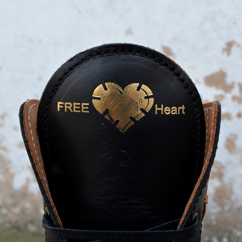Celebre os 12 anos do modelo Free Heart com esta edição especial, criada pelo designer João Barbosa como um contraste ao modelo original. Feita com pele preta de alta qualidade, forro em pele natural, palmilha de couro e sola de borracha costurada à palmilha e ao corte.